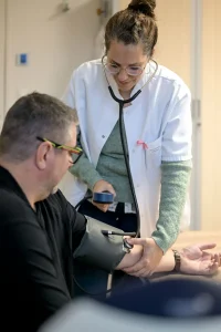le médecin du travail s'occupe du suivi individuel des salariés, mais ses missions vont même au -delà.